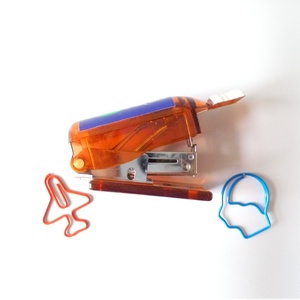 دباسة يدوية على شكل زجاجة Copllent دباسة ذات شكل خاصة دباسة يدوية لصناعة الأدوية تروجية للمعارض الصغيرة والهدايا البسيطة دباسة مضحكة - Product Image 2