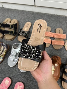 صنادل بناتي أنيقة ورخيصة من المصنع بتصميم صيفي عصري جديد، شباشب مقاومة للانزلاق وأحذية شاطئ متوفرة للبيع بالجملة - Product Image 6