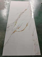 Dalles de marbre PVC haute brillance à installation facile, panneaux muraux UV, feuilles de faux marbre personnalisables pour la maison, l'hôpital, le salon, le hall