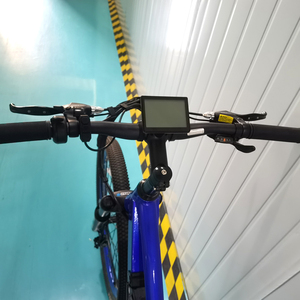Vélo de montagne électrique tout-terrain avec pneus larges, cadre de 26 pouces, puissant moteur de 500 W, suspension intégrée, batterie intégrée, frein à disque, adapté à la neige, à la plage et aux montagnes - Product Image 2