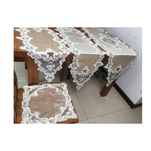 Ensemble de 16 chemins de <span class=keywords><strong>table</strong></span> brodés en polyester/<span class=keywords><strong>coton</strong></span> tricoté pour mariage - Product Image 1