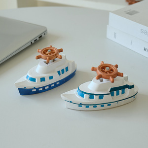 Adorno de Barco de Resina, Mini Velero Pintado en Azul y Blanco, Decoración de Escritorio, Estilo Hecho a Mano - Product Image 1