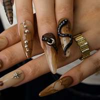 Ongles à presser Wasteland Punk, style alternatif audacieux, en acrylique, avec décorations 3D serpent noir, rivets métalliques et dégradé effet bois, forme stiletto