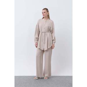 Ensemble tunique et pantalon pour femme Puane, détail boutons, col montant, tenue élégante en deux pièces pour tous les jours et le bureau, beige - Product Image 1