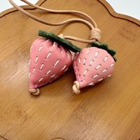 Origineel ontwerp, handgestikte 3D aardbeien fruitbedel; hanger en accessoire van koeienleer, unisex sleutelhanger, fris & zoet