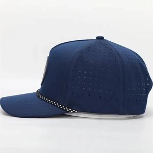 Casquette de baseball unisexe toutes saisons en polyester imperméable avec logo personnalisé en silicone, perforations découpées au laser, pour le sport et le golf - Product Image 3