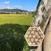 대나무 튜브가있는 수제 현대 육각형 나무 벌집 원주민 꿀벌 서식지 호텔 가정용 평화로운 꿀벌 수분제를 유치