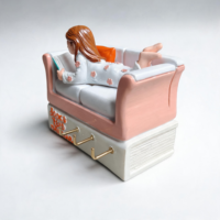 Großhandel & Maßgefertigte Harz-Figur, Mädchen am Couch-Buch-Leseplatz, Handbemalte Schreibtisch-Heimdekoration, Großmengenlieferung OEM-Service