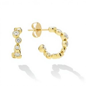 Boucles d'oreilles créoles minimalistes plaquées or 18K 14K avec diamant rond serti clos, bijoux de mariage délicats pour femmes - Product Image 1