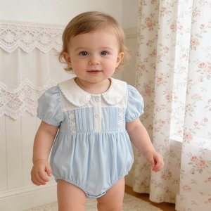 Tutina Estiva 2026 per Neonata, Dolce Pagliaccetto Azzurro con Colletto Peter Pan e Maniche a Sbuffo in Pizzo, Abbigliamento per Neonati - Product Image 1