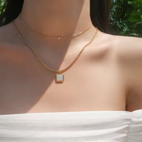Pendentif géométrique simple Collier pendentif carré en acier inoxydable or 18 carats noir blanc en coquillage