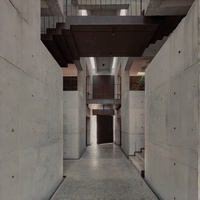 Conception d'architecture de restaurant moderne et industrielle en bois et béton, plan d'étage, rendu 3D, conseil en profondeur
