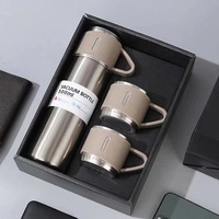 Ensemble cadeau de bouteille isotherme 3-en-1 en acier inoxydable de 500 ml avec deux tasses, prêt à être expédié en gros, idéal pour les cadeaux d'entreprise