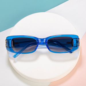 Lunettes de soleil chics pour femmes, petite monture, UV400, matériau PC, classe 2, style tendance et à la mode pour un usage quotidien - Product Image 2