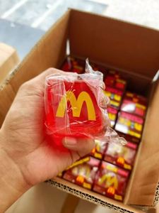 <span class=keywords><strong>Jouet</strong></span> Squishy en forme de cube Needoh Nice Cube Style, cube anti-stress transparent rouge avec logo jaune - Product Image 2