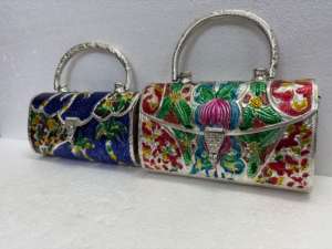 Pochette classique en métal embossé peinte à la main avec des chaînes de perles, des glands et des motifs floraux - Sac à main élégant pour les soirées et les occasions ethniques - Product Image 3