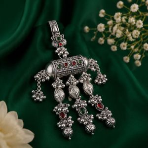 Accessoire de poignet traditionnel juif en argent 925, orné d'un motif ethnique oxydé avec Ghungroo et pierres - Product Image 4