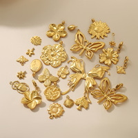 Muse naturelle dorée | Pendentif en acier inoxydable plaqué or PVD 18 carats Charm: Papillon Fleur Feuille Abeille Design pour la fabrication de bijoux DIY