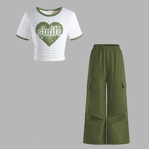 Nuovo stile Set di abbigliamento per ragazze adolescenti con scritta stampata t-shirt + <span class=keywords><strong>pantaloni</strong></span> <span class=keywords><strong>Cargo</strong></span> + cappello + scarpe 4 pezzi Set di abbigliamento per ragazze - Product Image 4