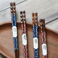 Baguettes japonaises en bois massif avec design antidérapant, motif fleur de cerisier et écaille de tortue, pour restaurants de sushi (vente en gros)