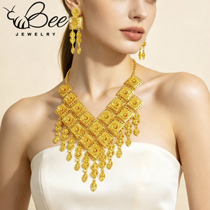 Ensemble de bijoux et accessoires de mariage traditionnels africains orthodoxes en alliage d'or 24 carats, collier bib fleur doré et boucles d'oreilles - Product Image 2