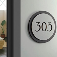 Brandnewsign Plaque d'immatriculation de maison à énergie solaire LED Signalisation de numéro de maison Acrylique Plaque d'immatriculation de chambre d'hôtel Plaque en métal