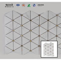 Salle de bain intérieure Pierre de laiton mixte Sol en marbre Triangle blanc Mosaïque Carrelage mural