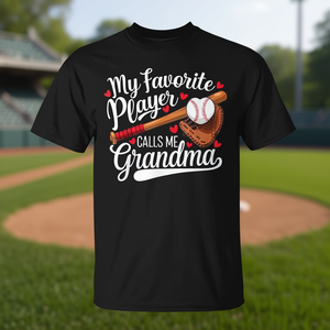 T-shirt de baseball « Mon joueur préféré m'appelle grand-mère » avec motif cœur, noir - Product Image 3