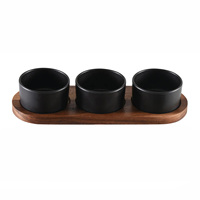 Plateau à condiments rond moderne en bois d'acacia avec 3 bols noirs et sous-verres assortis, écologique pour la cuisine ou la présentation sur table