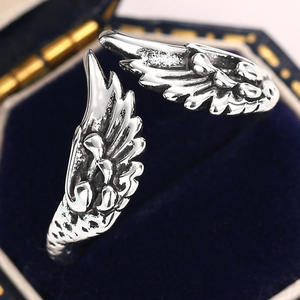 T0145 Anello in lega a forma di ali, stile vintage, gioiello unisex alla moda, regalo per donne e uomini - Product Image 2