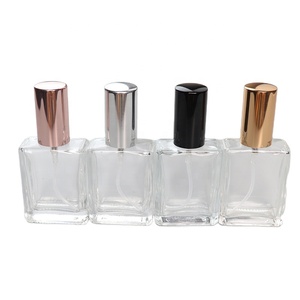Flacone da Profumo Ricaricabile Portatile <span class=keywords><strong>in</strong></span> <span class=keywords><strong>Vetro</strong></span> Quadrato da 15ml con Spruzzatore <span class=keywords><strong>in</strong></span> Alluminio a Basso MOQ - Product Image 1