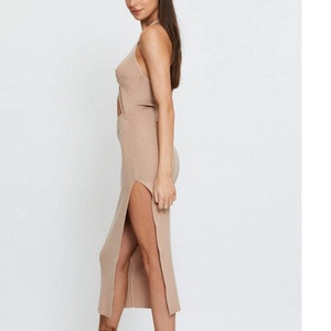 Robe longue moulante côtelée beige élégante et décontractée sans manches à col licou avec fente pour femme, collection été 2023 OEM - Product Image 4