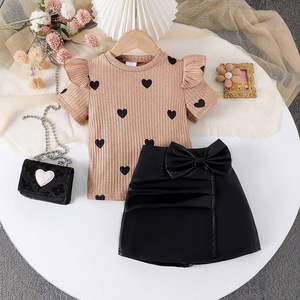 Nouvelle Collection Été Vêtements Enfants Filles T-shirt à Manches Volantes Col Rond et Jupe-Culotte en Similicuir 2 Pièces pour Filles - Product Image 1