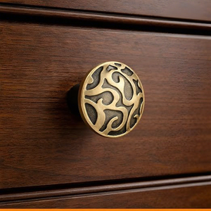 Bouton de tiroir rond en laiton traditionnel avec motif complexe pour poignée de meuble de maison ou de bureau - Product Image 1