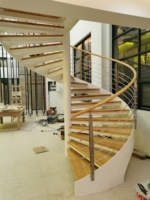 Escalier hélicoïdal moderne en métal pour villa, appartement, cuisine, extérieur, facile à installer, durable, avec marches en acier et bois
