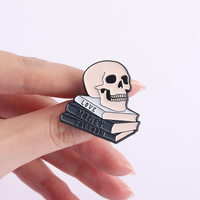 Tengkorak membaca Pin Enamel tetap aneh membaca buku menjadi jenis bros tengkorak kerah lencana mode hadiah perhiasan untuk teman-teman