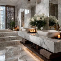 Meuble de salle de bain de luxe à double rangement en ivoire, avec poignées dorées, crédence aspect marbre et éclairage LED doux pour miroir