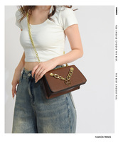 Sac à bandoulière en cuir PU pour femme de luxe 2024, sac messager de haute qualité, motif de lettres, forme de cadre, fermeture à rabat, personnalisable