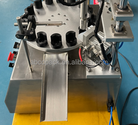 Machine de remplissage et de bouchage semi-automatique compacte pour liquides, idéale pour laboratoires et petites ateliers