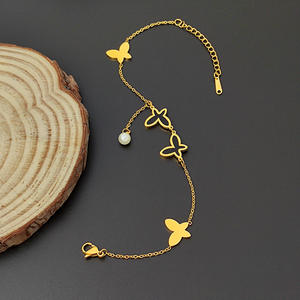 Nouveau design tendance, bracelet à maillons en acier inoxydable plaqué or pour femme, avec trèfle ajouré et perles fines – Classique - Product Image 2