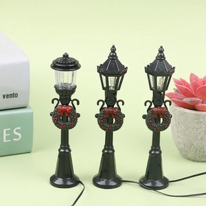 Set di 4 Modelli di Mini Lampioni Natalizi in Plastica, Accessori per Casa delle Bambole, Micro-Paesaggio e Giardino Incantato - Product Image 5