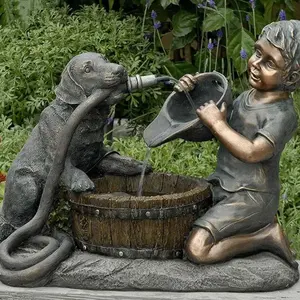 Escultura de bronce moderna para jardín doméstico, escultura de niño de bronce fundido de tamaño real con fuente de agua