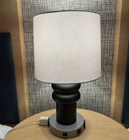 Lampe de table moderne en métal gris avec abat-jour en tissu, alimentation CA, culot E26, commande par interrupteur LED, pour usage hôtelier