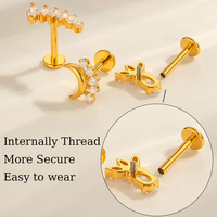 Pendientes de cartílago Maina Gold de titanio ASTM F136 con circonita cúbica (CZ) en forma de marquesa y luna de cereza, tipo stud de base plana para lóbulo de la oreja y piercing de tragus