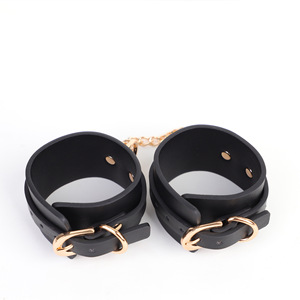 Menottes en cuir Black Wolf avec chaîne noire et or, accessoires de bondage pour adultes, domination passionnée - Product Image 2