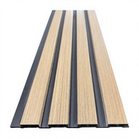 Panneau de plafond en PVC ventilé, étanche et ignifuge, imitation bois WPC pour extérieur moderne, design graphique pour façade.
