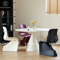 Chaise d'appoint sculpturale monobloc en plastique renforcé de fibres, design moderne, certifiée CE pour une utilisation intérieure et extérieure