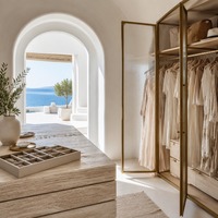 Dressing sur mesure de style cycladique avec armoires en verre cannelé et îlot en travertin brut, suite de dressing pour villa