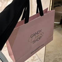 Sac shopping en papier rose vif avec poignée en sangle noire, logo personnalisé, sac fourre-tout de luxe
