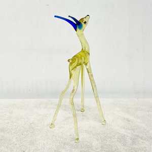 Sculpture de cerf en verre contemporaine, forme irrégulière, pièce unique, décoration de table, accents jaunes et bleus, matériau en cristal - Product Image 1